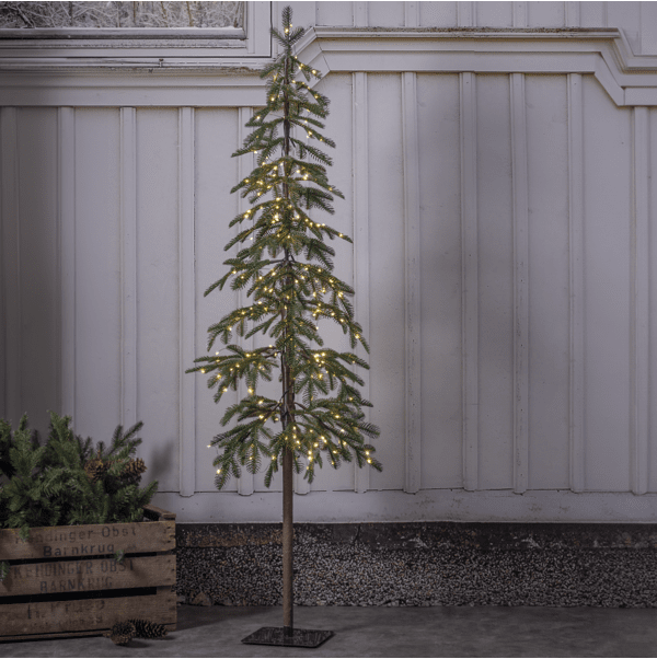 Grantorp 150cm Grün Von Star Trading - Die Basis ist quadratisch und wird mit 4 Bodenpf&auml;hlen geliefert, mit denen Sie den Baum verankern k&ouml;nnen, wenn Sie ihn im Freien verwenden.