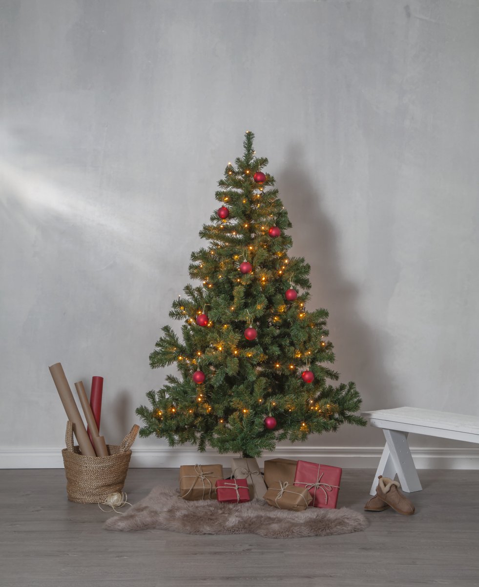 Quebec 180cm Grün Von Star Trading - Gr&uuml;ner Weihnachtsbaum mit einer H&ouml;he von 180 cm f&uuml;r den Innen- und Au&szlig;enbereich.