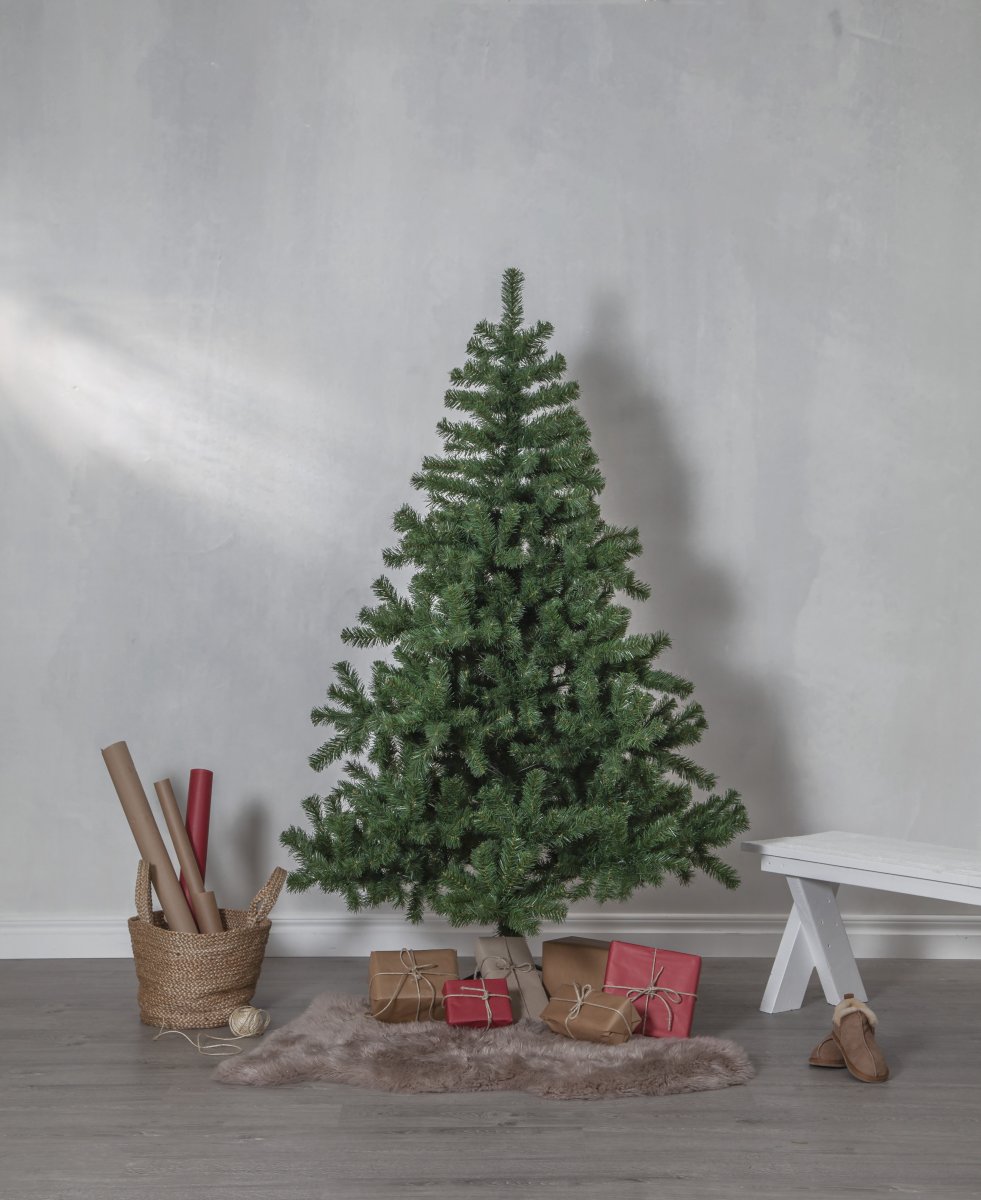 Quebec 180cm Grün Von Star Trading - Gr&uuml;ner Weihnachtsbaum mit einer H&ouml;he von 180 cm f&uuml;r den Innen- und Au&szlig;enbereich.