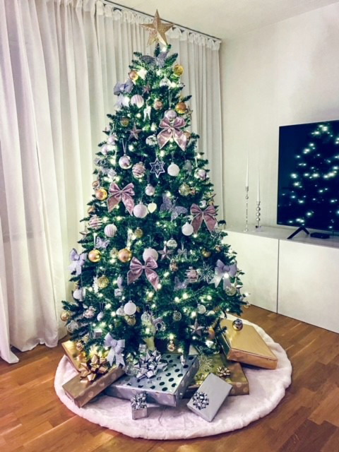 Calgary 210cm Grün Von Star Trading - Der Baum verf&uuml;gt &uuml;ber 450 m LED-Lichtquellen mit warmwei&szlig;em Licht.