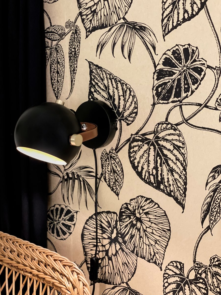 Bow Schwarz leselampe Von Aneta Lighting - Bow-Wandleuchte aus schwarz lackiertem Metall mit Details aus Messing und braunem Leder.