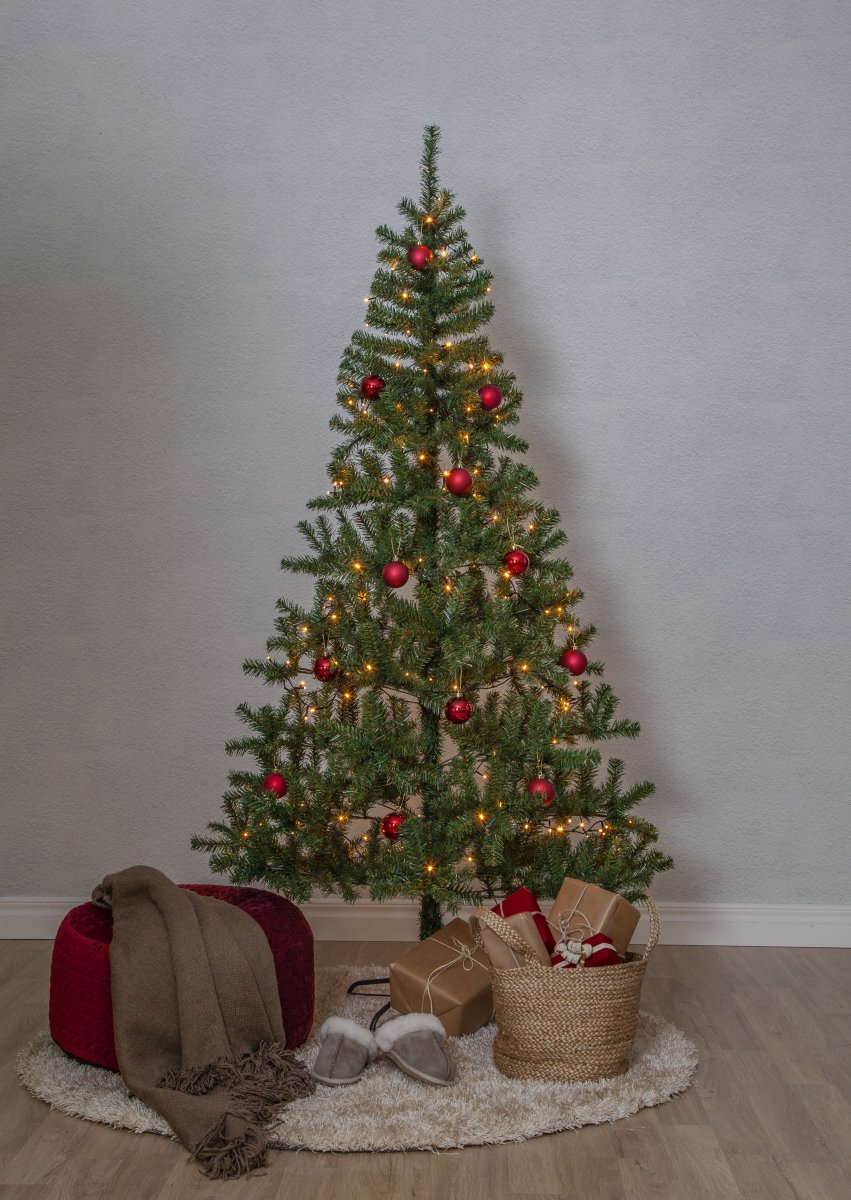 Alvik 210cm Grün Von Star Trading - 210 cm gro&szlig;er k&uuml;nstlicher Baum mit beiliegender Lichterkette mit 180 Lichtern in warmem Goldwei&szlig;.
