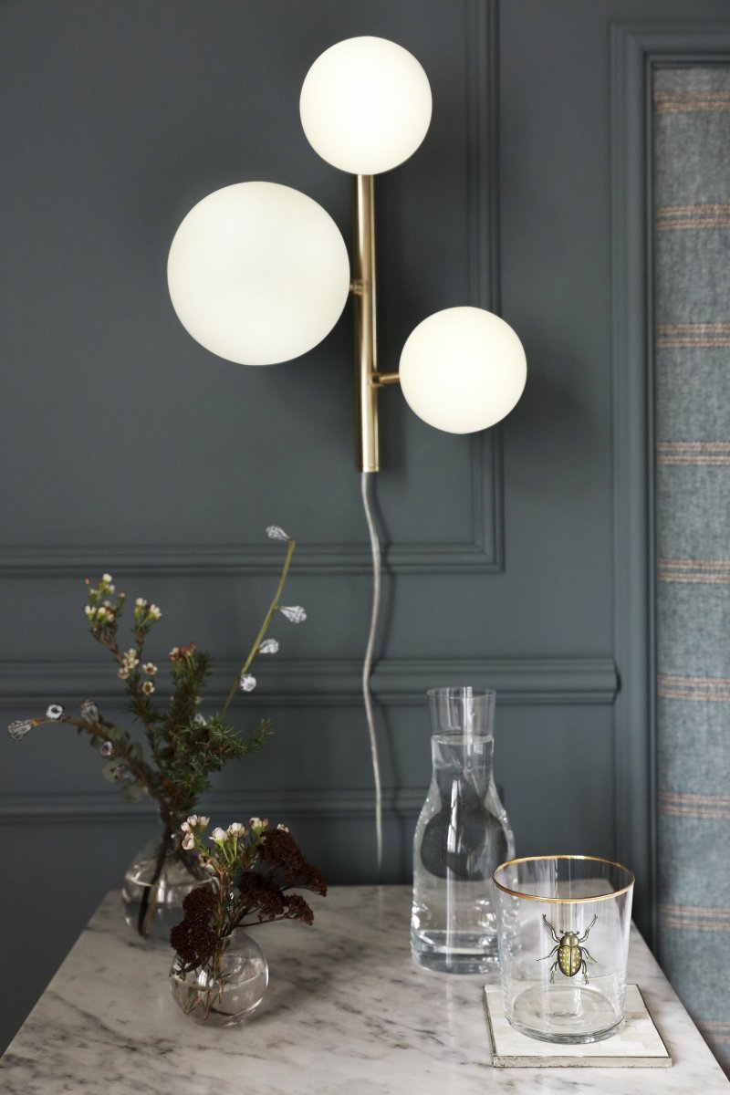 Molekyl 36cm Mattes Messing wandlampe Von Aneta Lighting - Die unterschiedlich großen Schirme verleihen der Leuchte eine verspielte und dekorative Note.