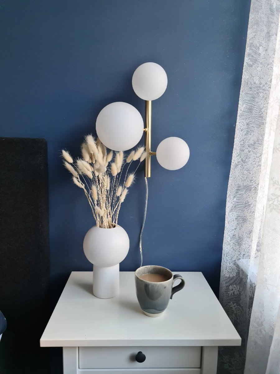 Molekyl 36cm Mattes Messing wandlampe Von Aneta Lighting - Die unterschiedlich großen Schirme verleihen der Leuchte eine verspielte und dekorative Note.