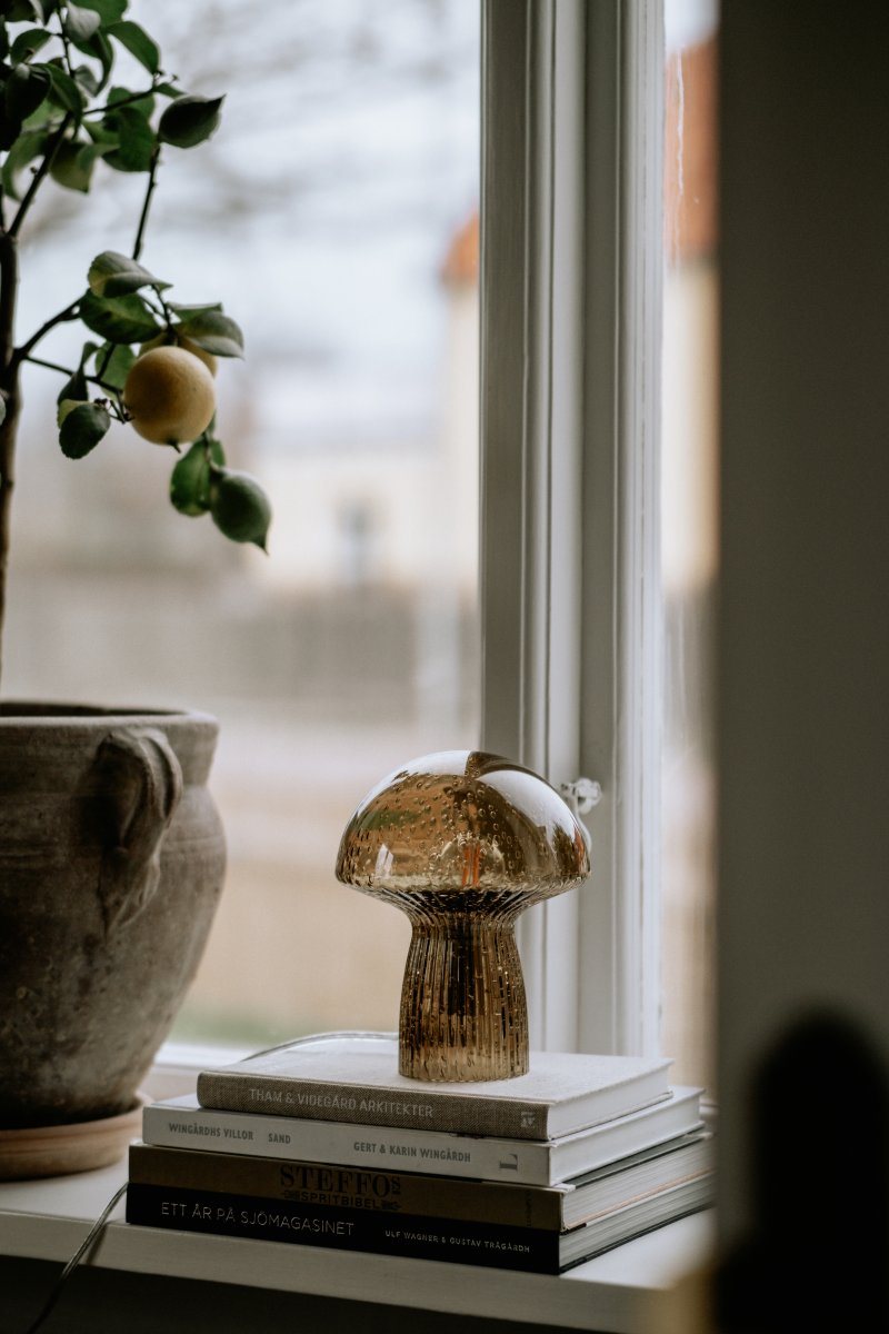Fungo 20cm Braun tischlampe Von Globen Lighting - Jede Lampe ist mundgeblasen und ein Unikat, was zu Abweichungen in Farbe, Glasdicke und Blasenanzahl f&uuml;hrt.