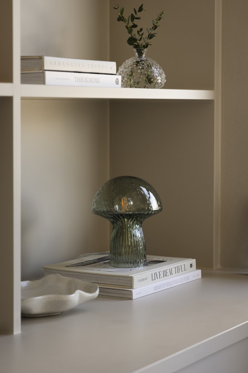 Fungo 20cm Grün tischlampe Von Globen Lighting - Jede Lampe ist mundgeblasen und ein Unikat, was zu Abweichungen in Farbe, Glasdicke und Blasenanzahl f&uuml;hrt.