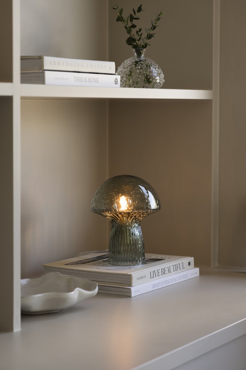 Fungo 20cm Grün tischlampe Von Globen Lighting - Jede Lampe ist mundgeblasen und ein Unikat, was zu Abweichungen in Farbe, Glasdicke und Blasenanzahl f&uuml;hrt.