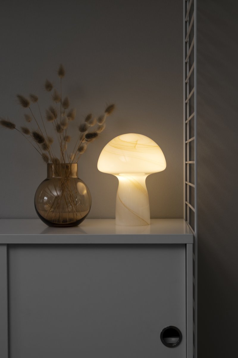 Fungo Swirl 20cm Beige tischlampe Von Globen Lighting - Jede Lampe ist mundgeblasen und ein Unikat, was zu Abweichungen in Farbe, Glasdicke und Muster führt.