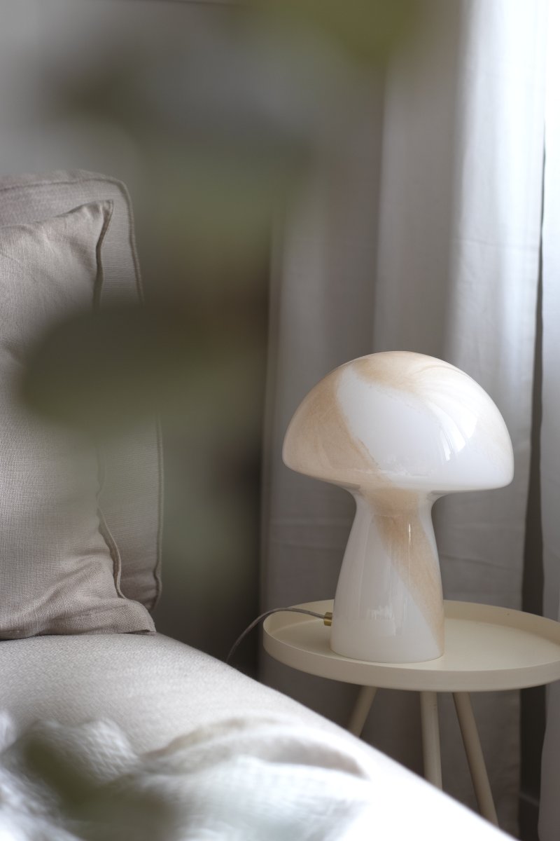 Fungo Swirl 20cm Beige tischlampe Von Globen Lighting - Jede Lampe ist mundgeblasen und ein Unikat, was zu Abweichungen in Farbe, Glasdicke und Muster führt.