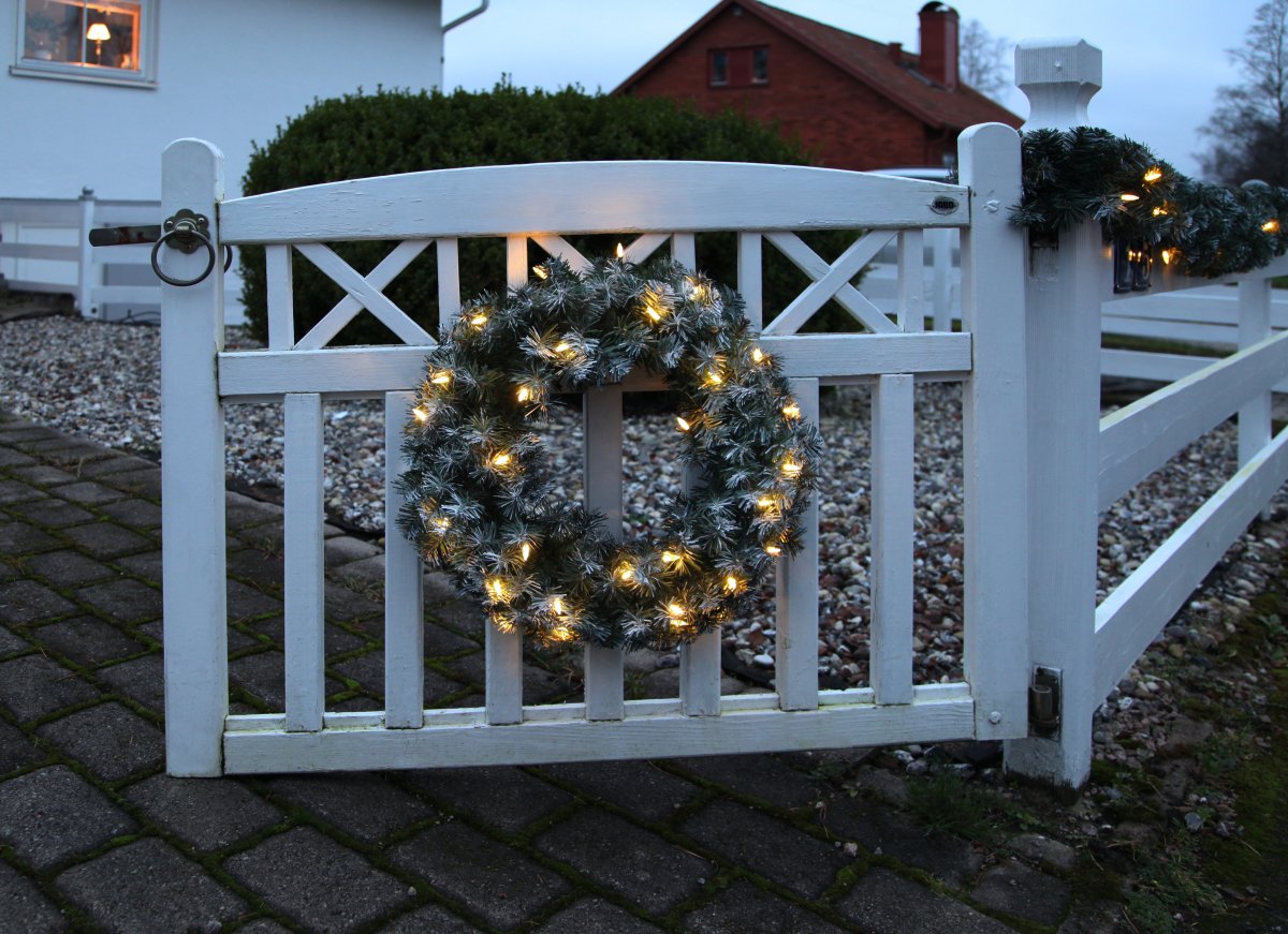 Edmonton Ø50 Grün Von Star Trading - Grüner Kranz mit Schnee und 30 warmweißen LED-Lichtern.