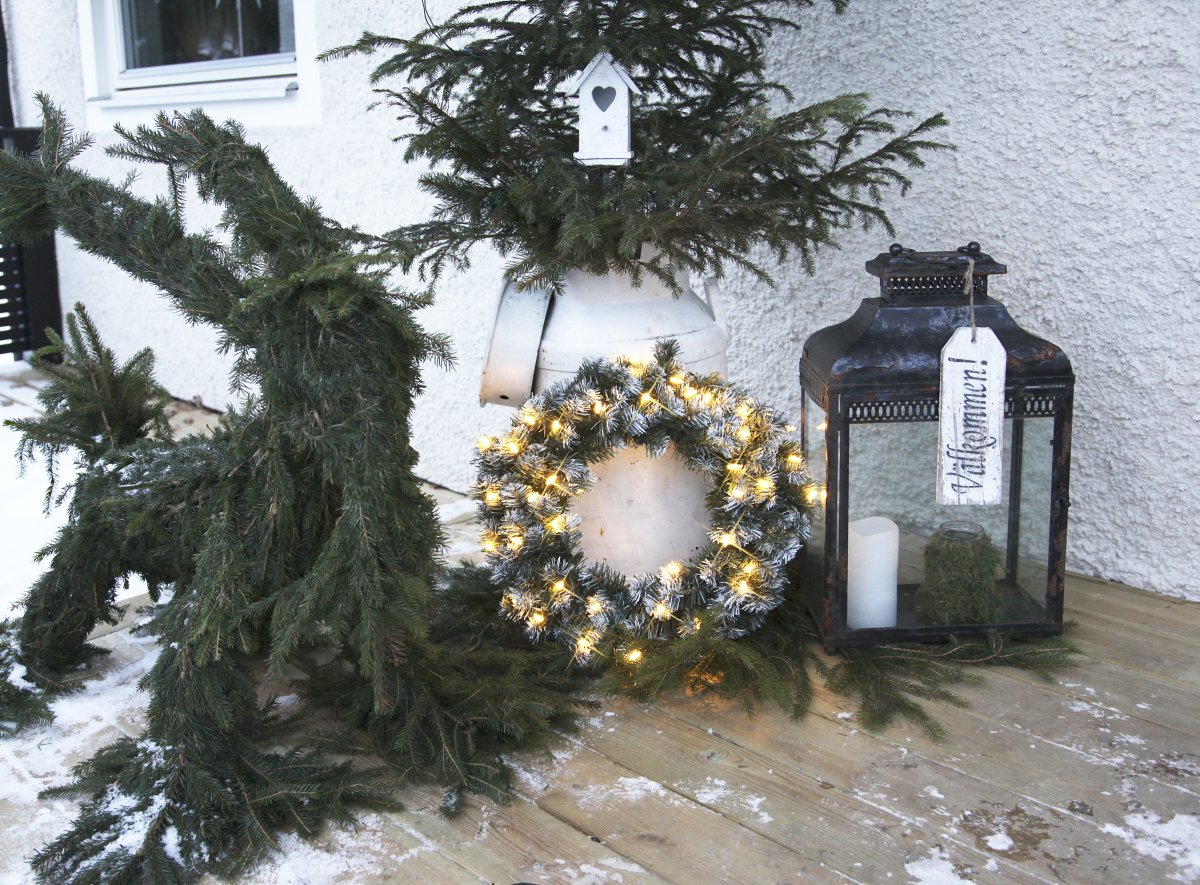 Edmonton Ø50 Grün Von Star Trading - Grüner Kranz mit Schnee und 30 warmweißen LED-Lichtern.