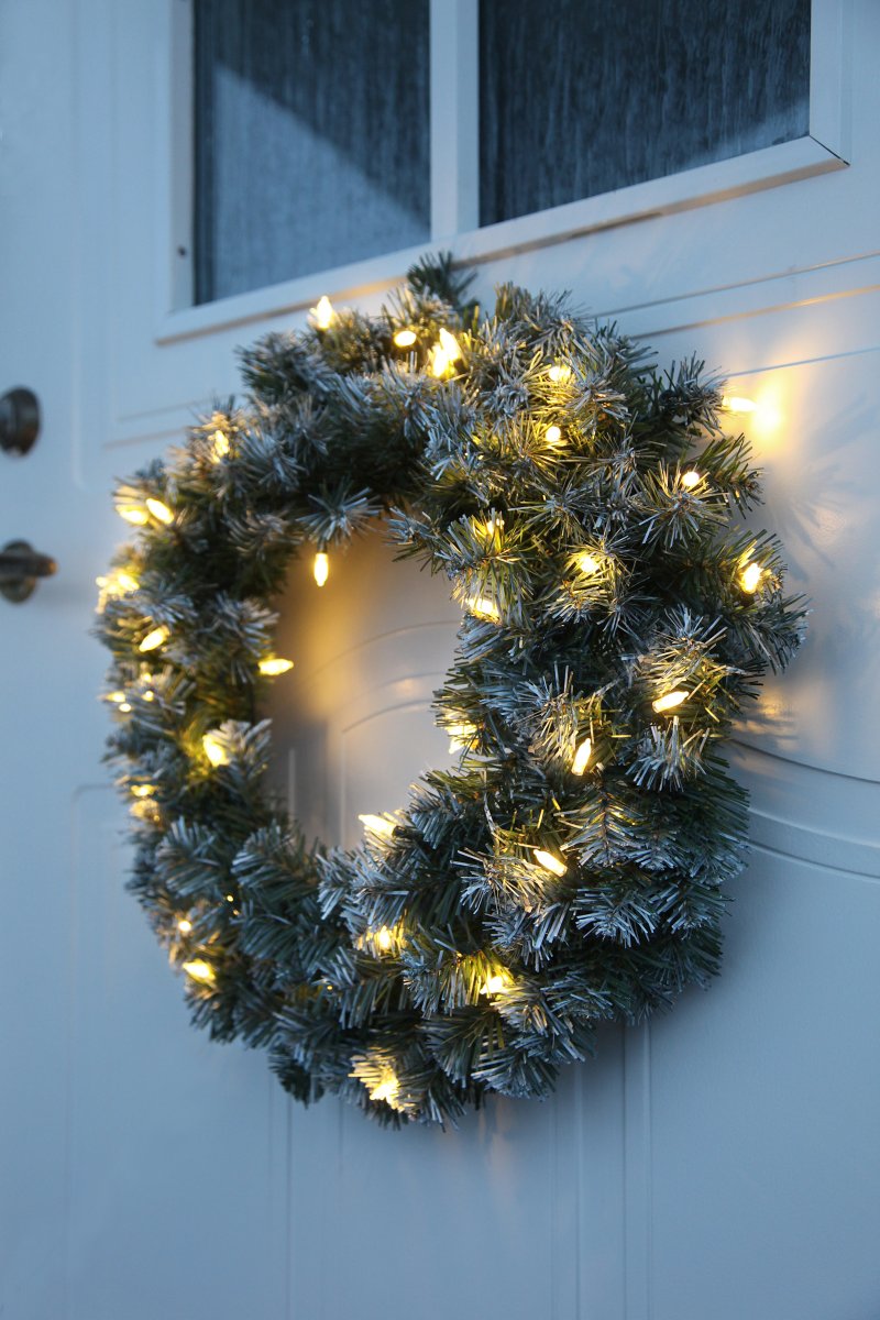 Edmonton Ø50 Grün Von Star Trading - Grüner Kranz mit Schnee und 30 warmweißen LED-Lichtern.