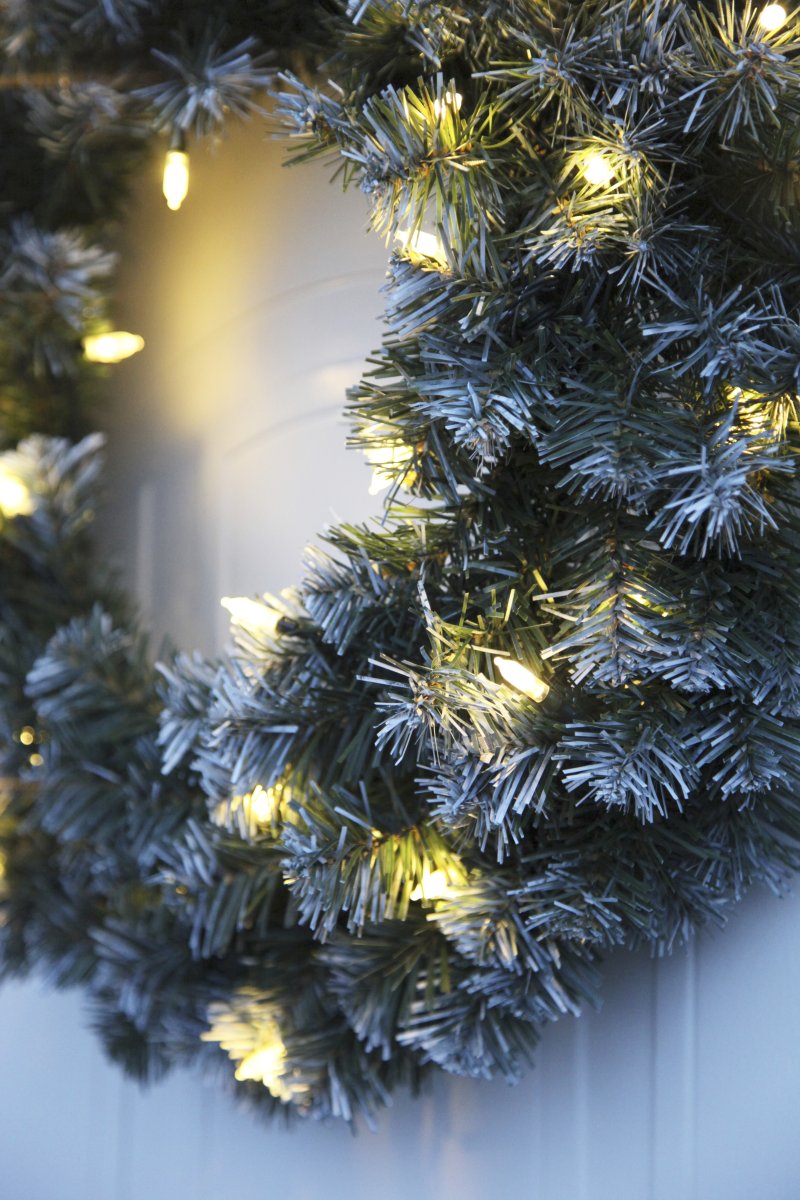 Edmonton Ø50 Grün Von Star Trading - Grüner Kranz mit Schnee und 30 warmweißen LED-Lichtern.
