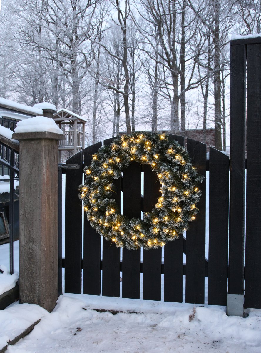 Edmonton Ø90 Grün Von Star Trading - Grüner Kranz mit Schnee und 80 warmweißen LED-Lichtern.