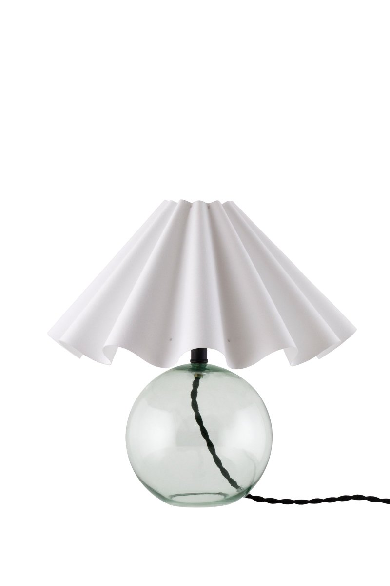 Judith 28cm Grün tischlampe Von Globen Lighting - Der Lampensockel besteht aus d&uuml;nnem, gef&auml;rbtem Gr&uuml;nglas und verf&uuml;gt &uuml;ber eine schwarze Lampenfassung aus Metall, die zum schwarzen Kabel passt.