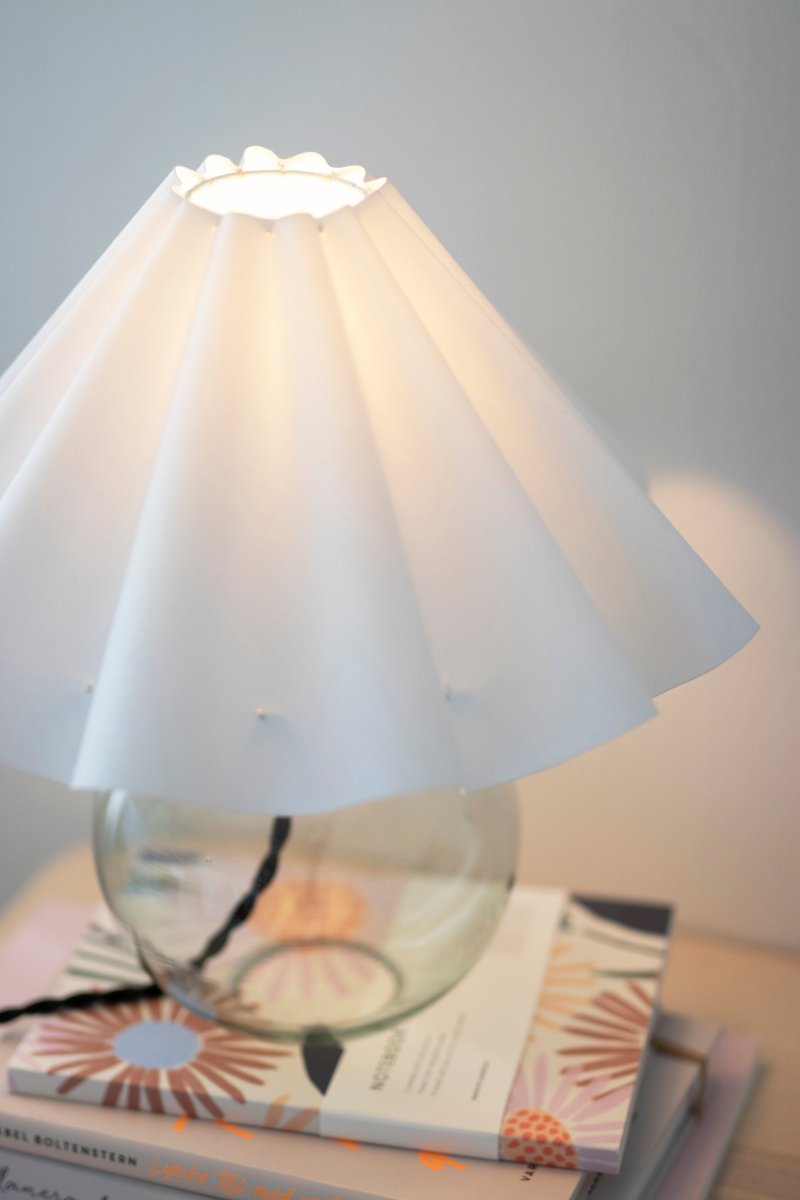 Judith 28cm Grün tischlampe Von Globen Lighting - Der Lampensockel besteht aus d&uuml;nnem, gef&auml;rbtem Gr&uuml;nglas und verf&uuml;gt &uuml;ber eine schwarze Lampenfassung aus Metall, die zum schwarzen Kabel passt.