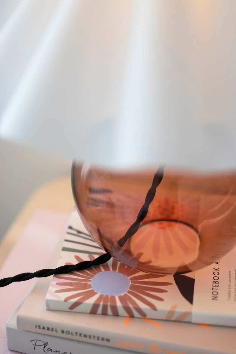 Judith 28cm Braun tischlampe Von Globen Lighting - Der Lampenfuß besteht aus braunem Glas und verfügt über eine schwarze Lampenfassung aus Metall, passend zum schwarzen Kabel.