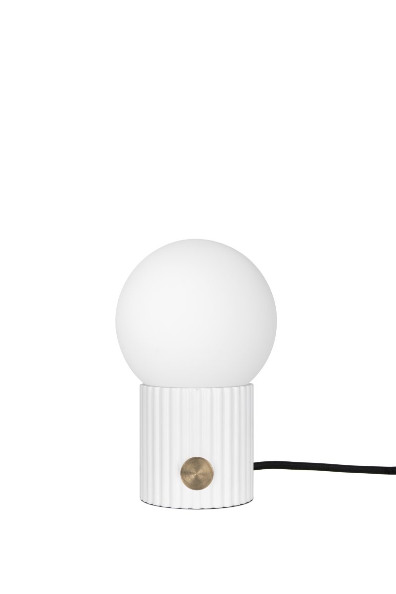 Hubble 24cm Weiß tischlampe Von Globen Lighting - Hubble ist eine wundersch&ouml;ne Tischleuchte mit geriffelter Oberfl&auml;che und mattwei&szlig;em Glasschirm, der ein angenehmes Licht verbreitet.