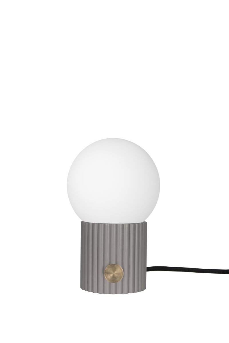 Hubble 24cm Grau tischlampe Von Globen Lighting - Hubble ist eine wundersch&ouml;ne Tischleuchte mit geriffelter Oberfl&auml;che und mattwei&szlig;em Glasschirm, der ein angenehmes Licht verbreitet.
