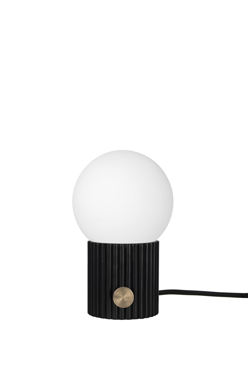 Hubble 24cm Schwarz tischlampe Von Globen Lighting - Hubble ist eine wundersch&ouml;ne Tischleuchte mit geriffelter Oberfl&auml;che und mattwei&szlig;em Glasschirm, der ein angenehmes Licht verbreitet.