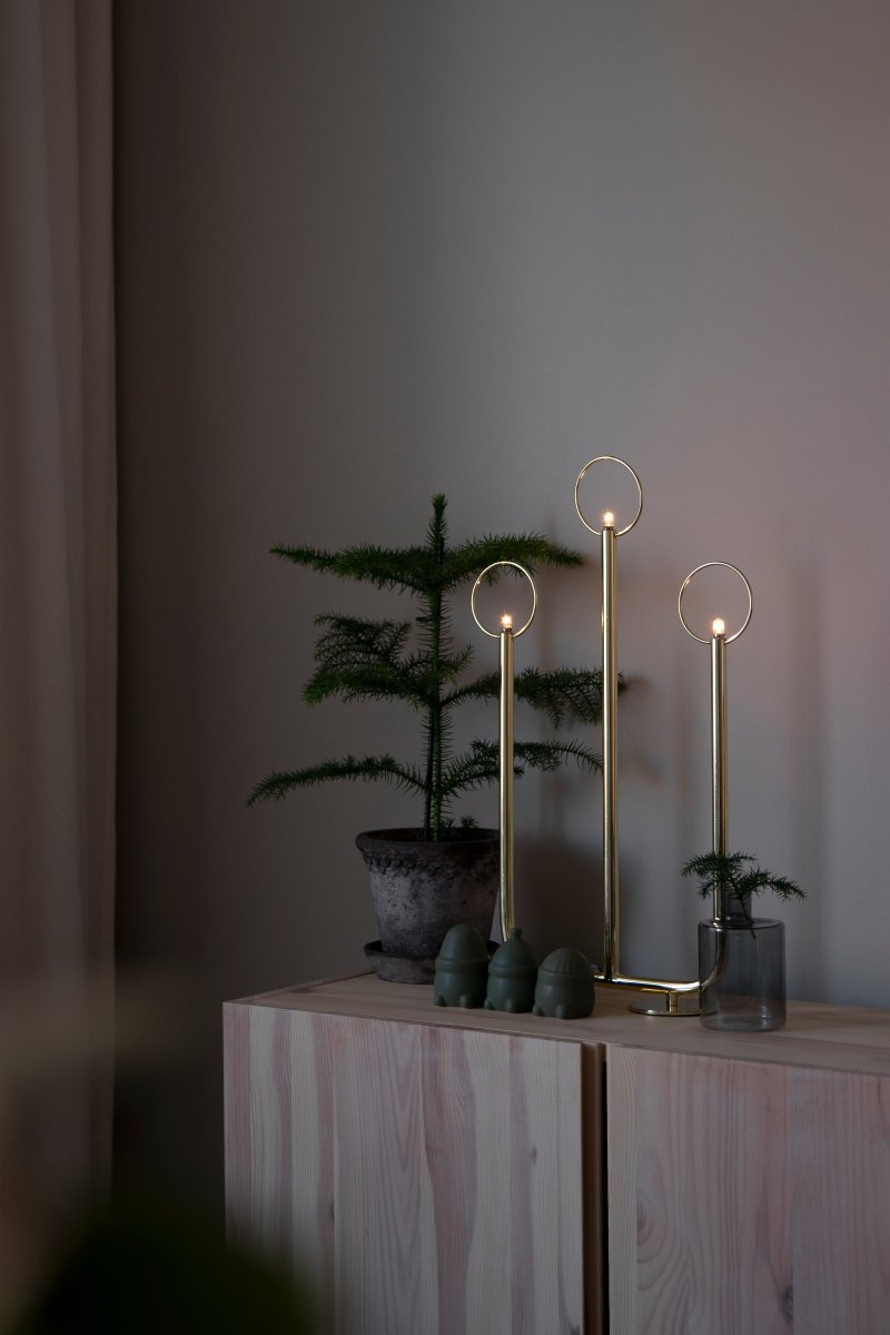 Natale Messing Von Globen Lighting - Dieser klassische und stilvolle Adventskerzenhalter ist ein Detail, das Sie Jahr für Jahr wieder aufgreifen werden, wenn die Düfte von Safran, Zimt und Tanne wieder näherrücken.