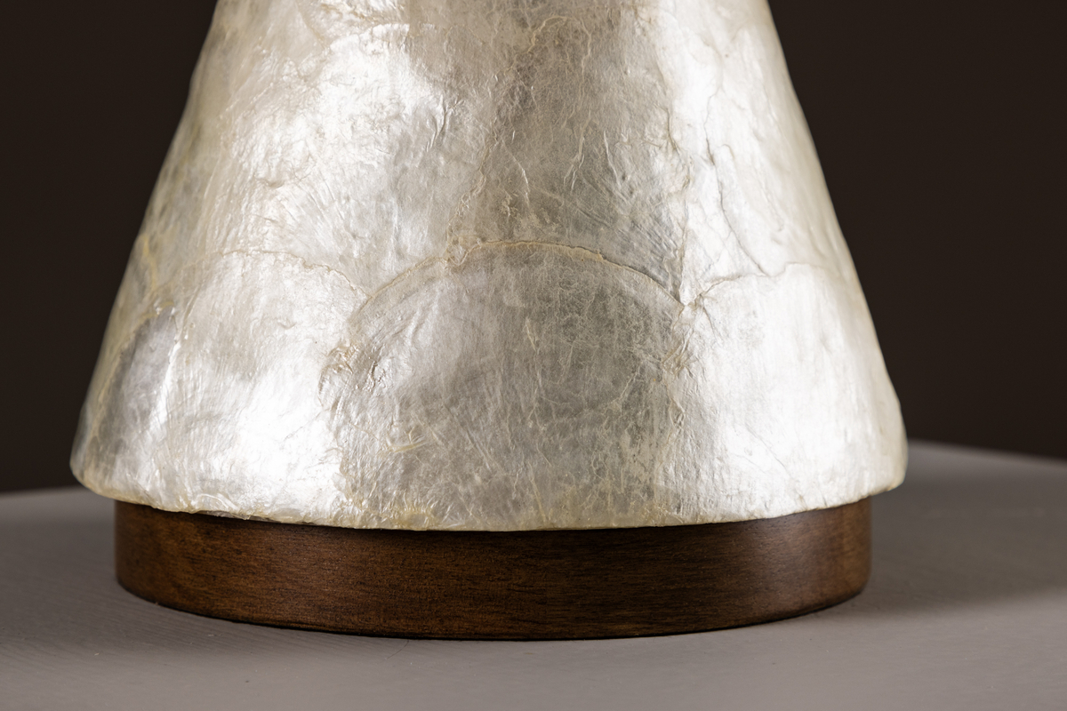 Donsö 55cm Beige tischlampe Von Venture Design - Mit einem Lampenschirm, der einen Durchmesser von etwa 35 cm hat, verbreitet Dons&ouml; ein sanftes und angenehmes Licht, das den Raum mit einer warmen Atmosph&auml;re erf&uuml;llt.