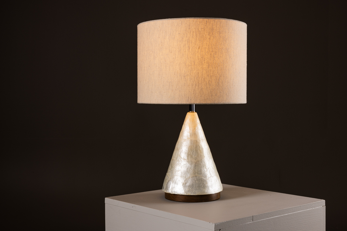 Donsö 55cm Beige tischlampe Von Venture Design - Mit einem Lampenschirm, der einen Durchmesser von etwa 35 cm hat, verbreitet Dons&ouml; ein sanftes und angenehmes Licht, das den Raum mit einer warmen Atmosph&auml;re erf&uuml;llt.