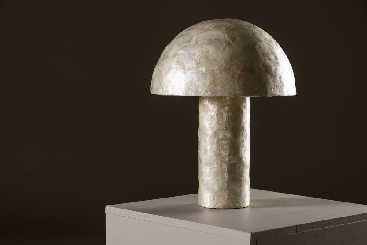 Lindön 48cm Beige tischlampe Von Venture Design - Der Lampenschirm mit einem Durchmesser von 36 cm verbreitet ein sanftes und einladendes Licht und ist somit das perfekte Einrichtungsdetail f&uuml;r Ihr Wohnzimmer oder Schlafzimmer.