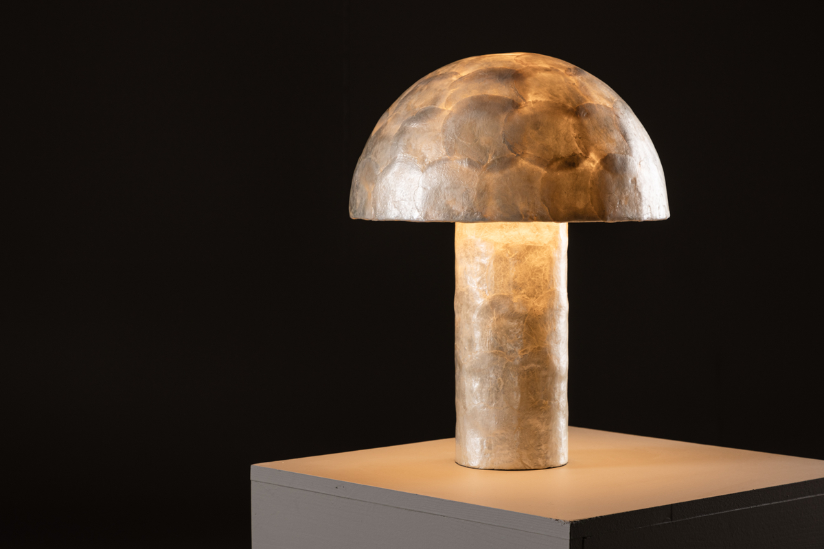 Lindön 48cm Beige tischlampe Von Venture Design - Der Lampenschirm mit einem Durchmesser von 36 cm verbreitet ein sanftes und einladendes Licht und ist somit das perfekte Einrichtungsdetail f&uuml;r Ihr Wohnzimmer oder Schlafzimmer.