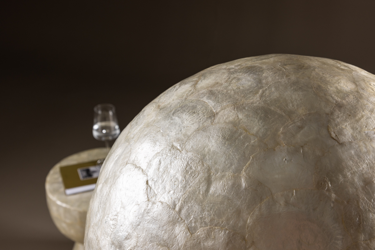 Lindön Beige stehlampe Von Venture Design - Die Stehleuchte Linden ist mehr als nur eine Leuchte – sie ist ein Statement-Piece, das die Blicke auf sich zieht und in jedem Raum eine harmonische Atmosphäre schafft.