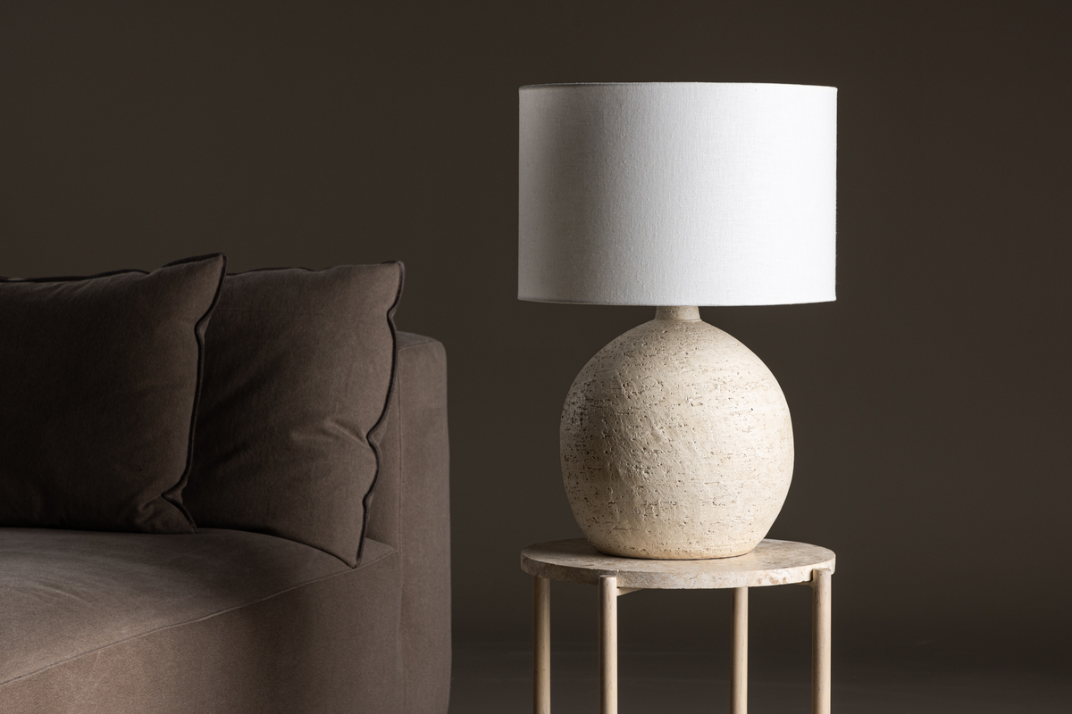 Tjörn 60cm Beige tischlampe Von Venture Design - Die zeitlose Kombination aus Terrakotta und Wei&szlig; macht Tj&oslash;rn zu einer vielseitigen Lampe, die sowohl in moderne als auch in traditionelle Einrichtungen perfekt passt.
