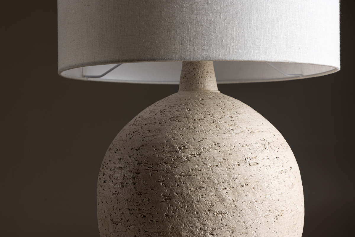Tjörn 60cm Beige tischlampe Von Venture Design - Die zeitlose Kombination aus Terrakotta und Wei&szlig; macht Tj&oslash;rn zu einer vielseitigen Lampe, die sowohl in moderne als auch in traditionelle Einrichtungen perfekt passt.