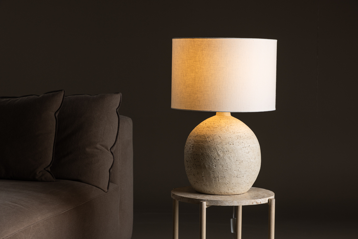 Tjörn 60cm Beige tischlampe Von Venture Design - Die zeitlose Kombination aus Terrakotta und Wei&szlig; macht Tj&oslash;rn zu einer vielseitigen Lampe, die sowohl in moderne als auch in traditionelle Einrichtungen perfekt passt.