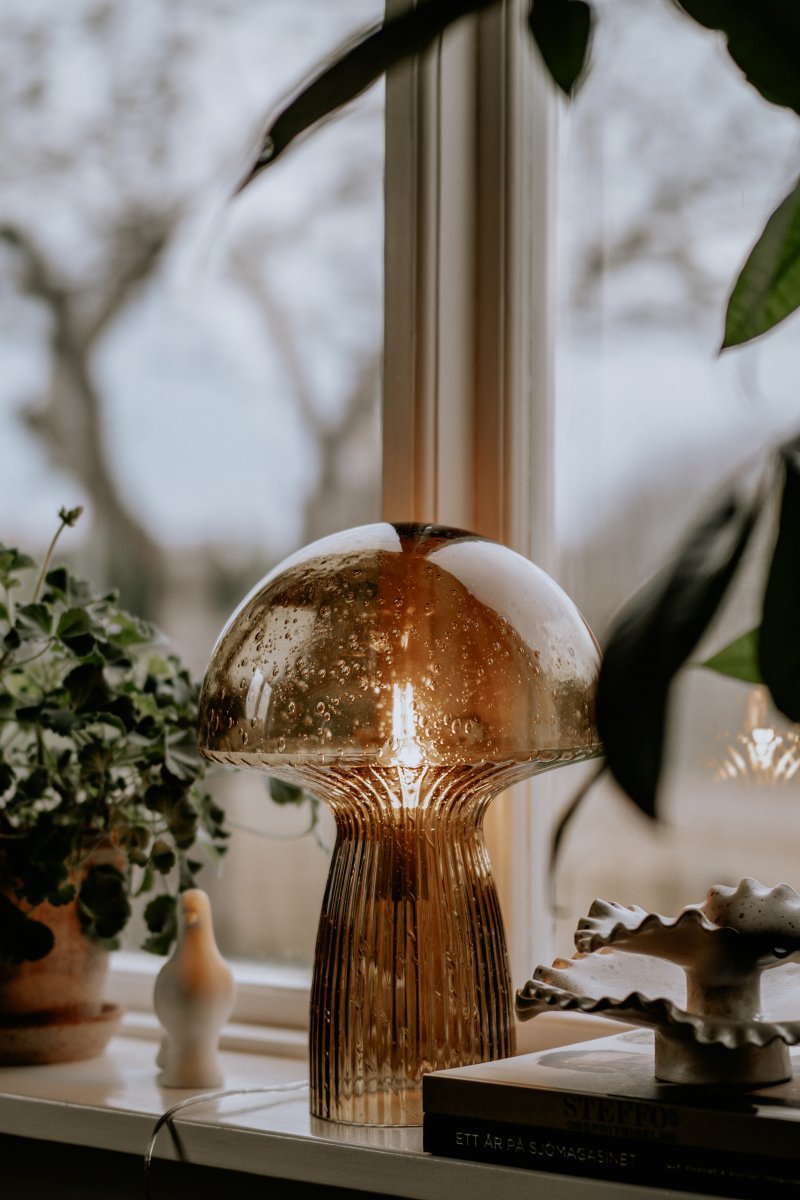 Fungo 42cm Braun tischlampe Von Globen Lighting - Jede Lampe ist mundgeblasen und ein Unikat, was zu Abweichungen in Farbe, Glasdicke und Blasenanzahl f&uuml;hrt.