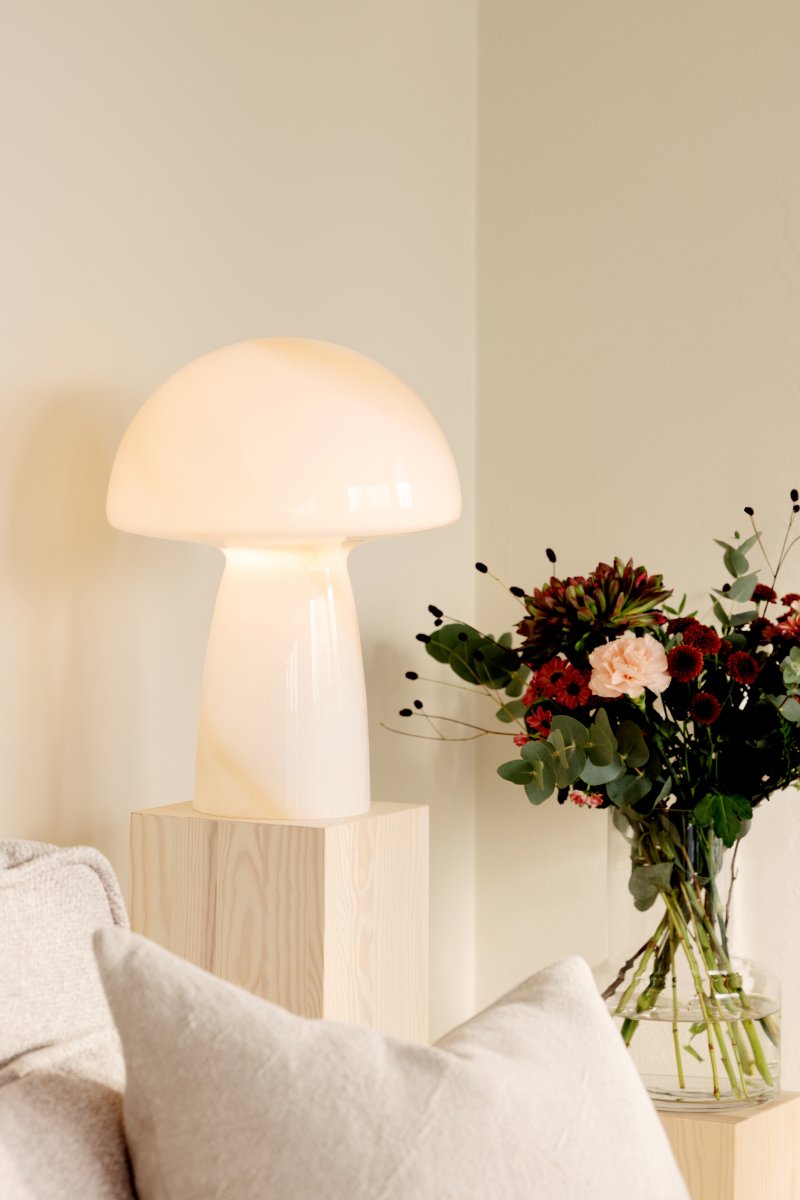 Fungo Swirl 42cm Beige tischlampe Von Globen Lighting - Jede Lampe ist mundgeblasen und ein Unikat, was zu Abweichungen in Farbe, Glasdicke und Muster f&uuml;hrt.