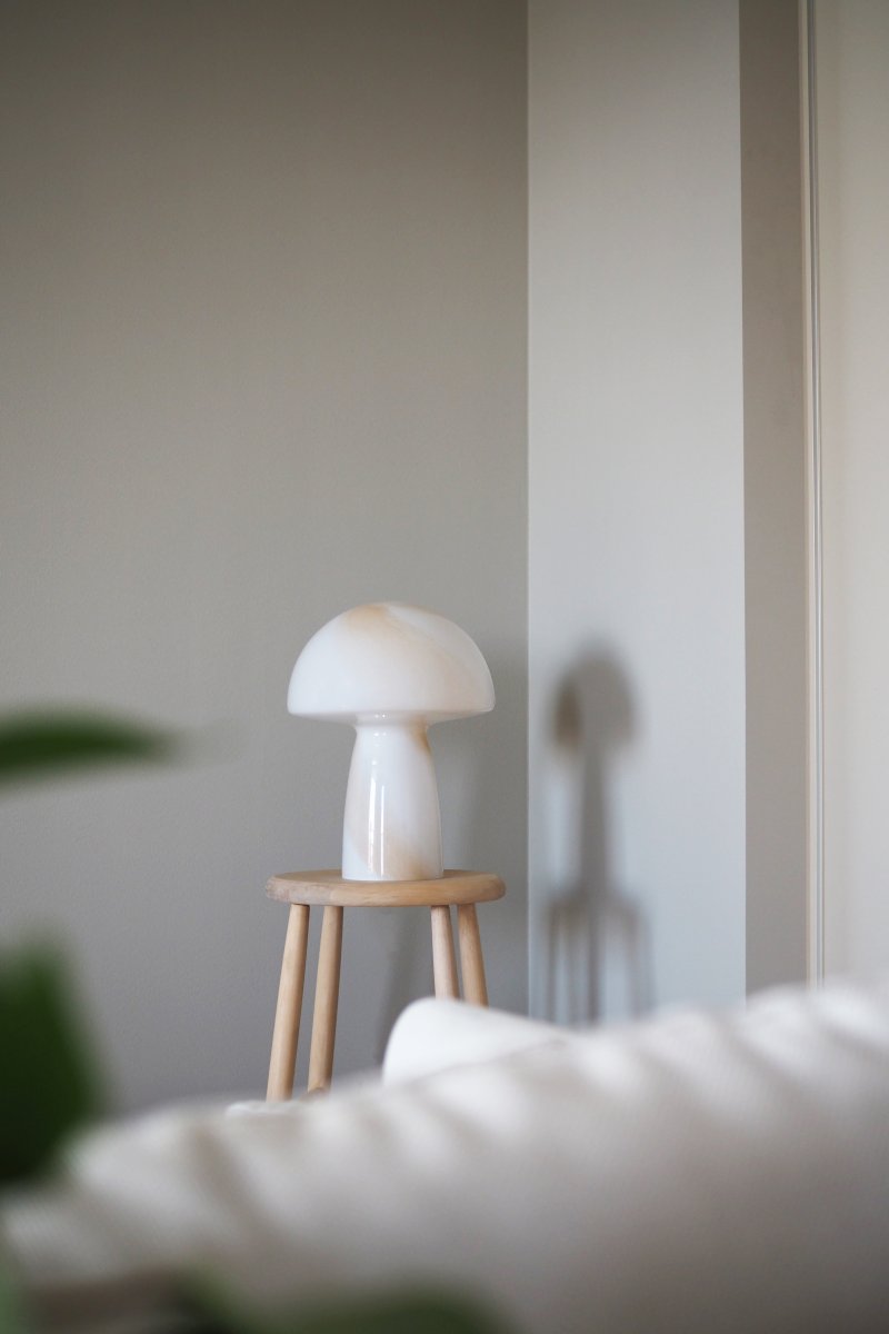 Fungo Swirl 42cm Beige tischlampe Von Globen Lighting - Jede Lampe ist mundgeblasen und ein Unikat, was zu Abweichungen in Farbe, Glasdicke und Muster f&uuml;hrt.