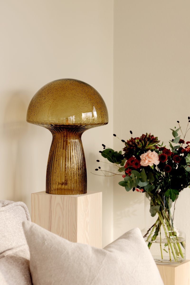 Fungo 42cm Braun tischlampe Von Globen Lighting - Jede Lampe ist mundgeblasen und ein Unikat, was zu Abweichungen in Farbe, Glasdicke und Blasenanzahl f&uuml;hrt.