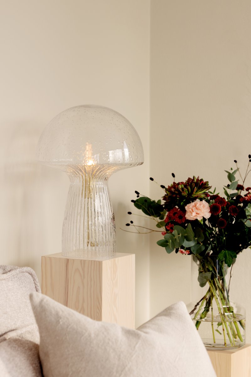 Fungo 42cm Transparent tischlampe Von Globen Lighting - Jede Lampe ist mundgeblasen und ein Unikat, was zu Abweichungen in Farbe, Glasdicke und Blasenanzahl führt.