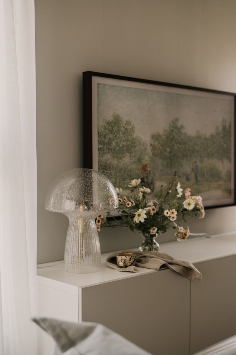 Fungo 42cm Transparent tischlampe Von Globen Lighting - Jede Lampe ist mundgeblasen und ein Unikat, was zu Abweichungen in Farbe, Glasdicke und Blasenanzahl führt.