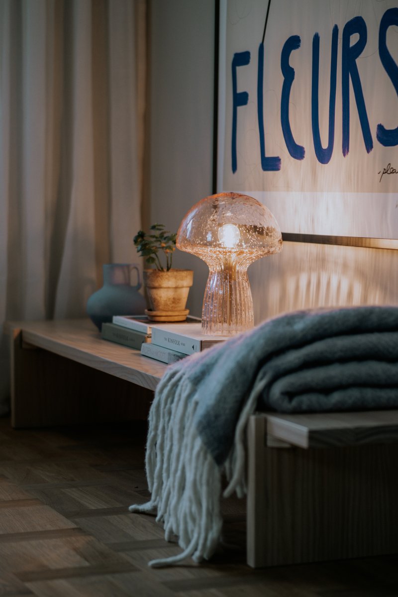 Fungo 30cm Rosa tischlampe Von Globen Lighting - Jede Lampe ist mundgeblasen und ein Unikat, was zu Abweichungen in Farbe, Glasdicke und Blasenanzahl f&uuml;hrt.