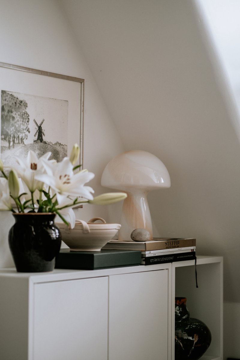 Fungo Swirl 30cm Beige tischlampe Von Globen Lighting - Jede Lampe ist mundgeblasen und ein Unikat, was zu Abweichungen in Farbe, Glasdicke und Muster führt.