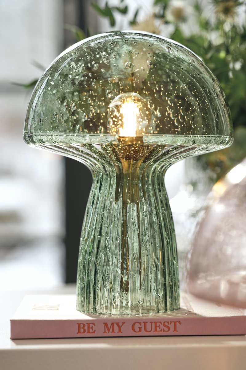 Fungo 30cm Grün tischlampe Von Globen Lighting - Jede Lampe ist mundgeblasen und ein Unikat, was zu Abweichungen in Farbe, Glasdicke und Blasenanzahl f&uuml;hrt.