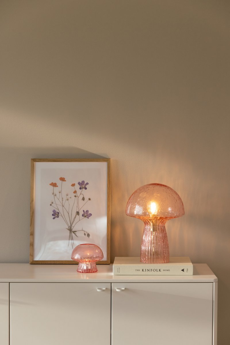 Fungo 30cm Rosa tischlampe Von Globen Lighting - Jede Lampe ist mundgeblasen und ein Unikat, was zu Abweichungen in Farbe, Glasdicke und Blasenanzahl f&uuml;hrt.