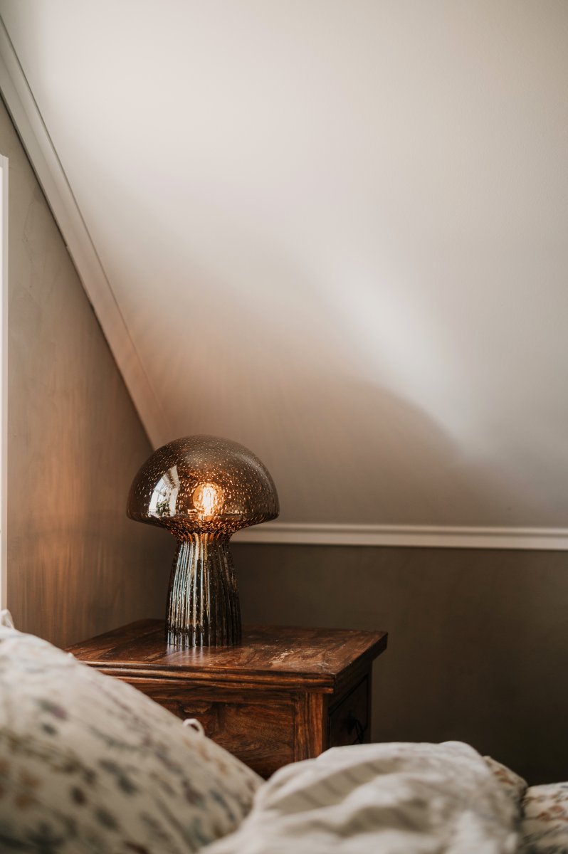 Fungo 30cm Braun tischlampe Von Globen Lighting - Jede Lampe ist mundgeblasen und ein Unikat, was zu Abweichungen in Farbe, Glasdicke und Blasenanzahl f&uuml;hrt.