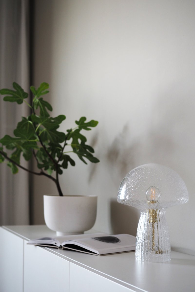 Fungo 30cm Transparent tischlampe Von Globen Lighting - Jede Lampe ist mundgeblasen und ein Unikat, was zu Abweichungen in Farbe, Glasdicke und Blasenanzahl f&uuml;hrt.