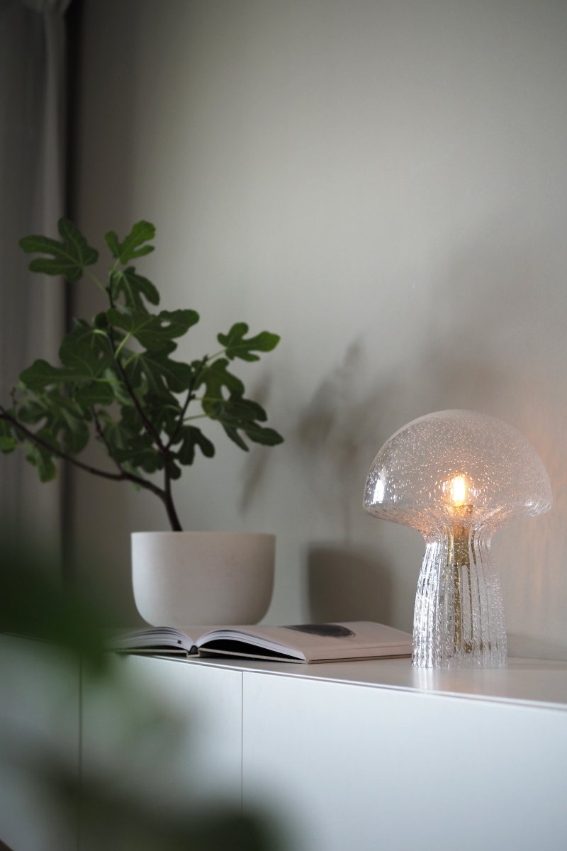 Fungo 30cm Transparent tischlampe Von Globen Lighting - Jede Lampe ist mundgeblasen und ein Unikat, was zu Abweichungen in Farbe, Glasdicke und Blasenanzahl f&uuml;hrt.