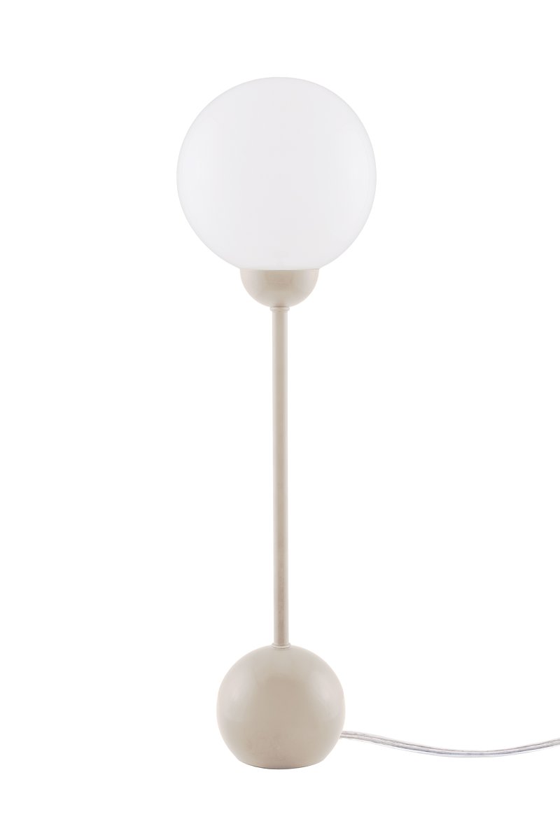 Ripley 52cm Beige tischlampe Von Globen Lighting - Ihre schlanke Form und die abgerundeten Details verleihen ihr einen modernen und verspielten Look, während der Glasschirm ein weiches und angenehmes Licht verbreitet.