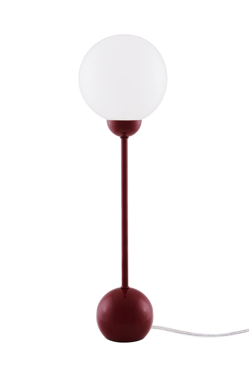 Ripley 52cm Burgund tischlampe Von Globen Lighting - Die schlanke Form und die abgerundeten Details verleihen der Leuchte einen modernen und verspielten Ausdruck, während der Glasschirm ein weiches und angenehmes Licht verbreitet.