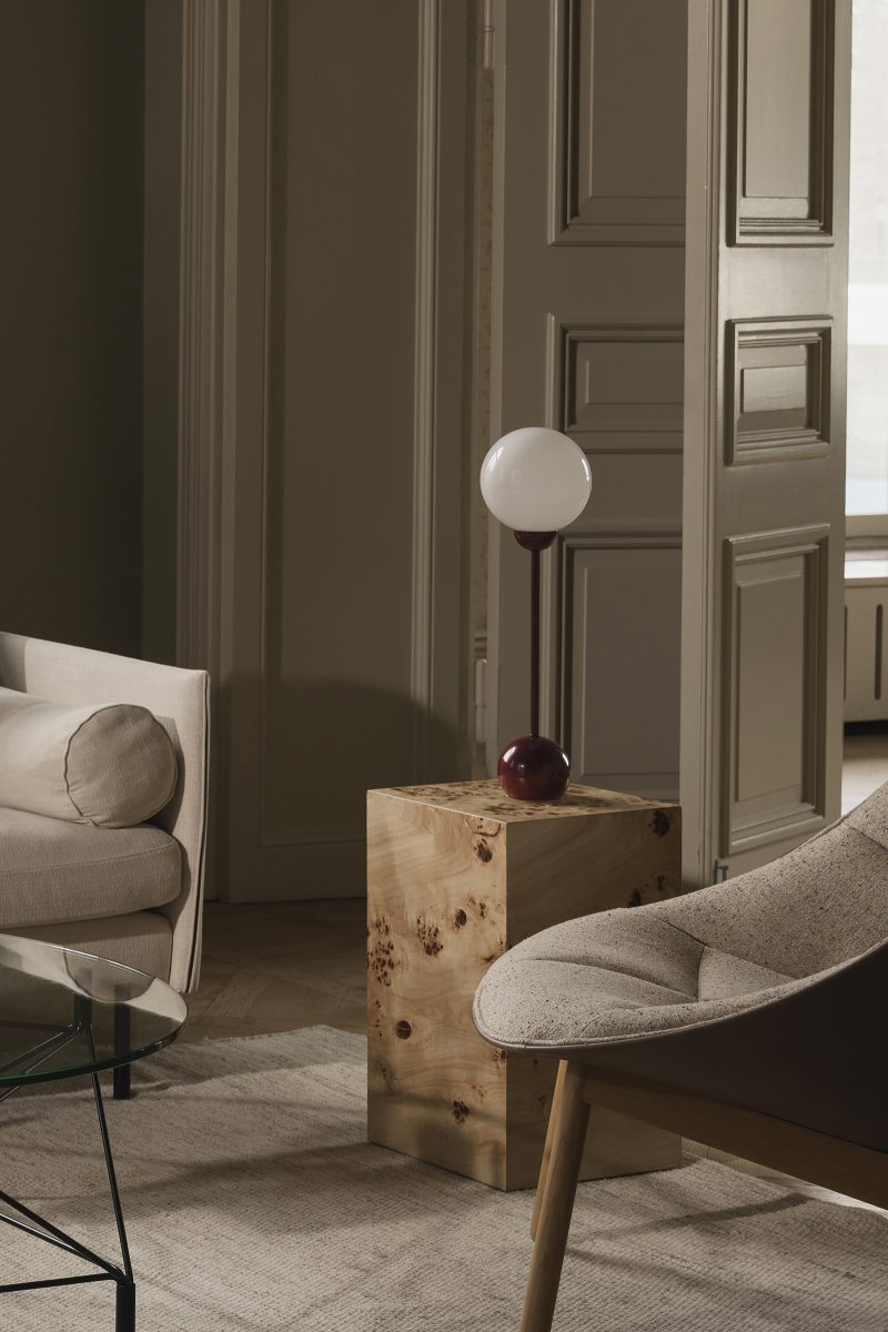 Ripley 52cm Burgund tischlampe Von Globen Lighting - Die schlanke Form und die abgerundeten Details verleihen der Leuchte einen modernen und verspielten Ausdruck, während der Glasschirm ein weiches und angenehmes Licht verbreitet.