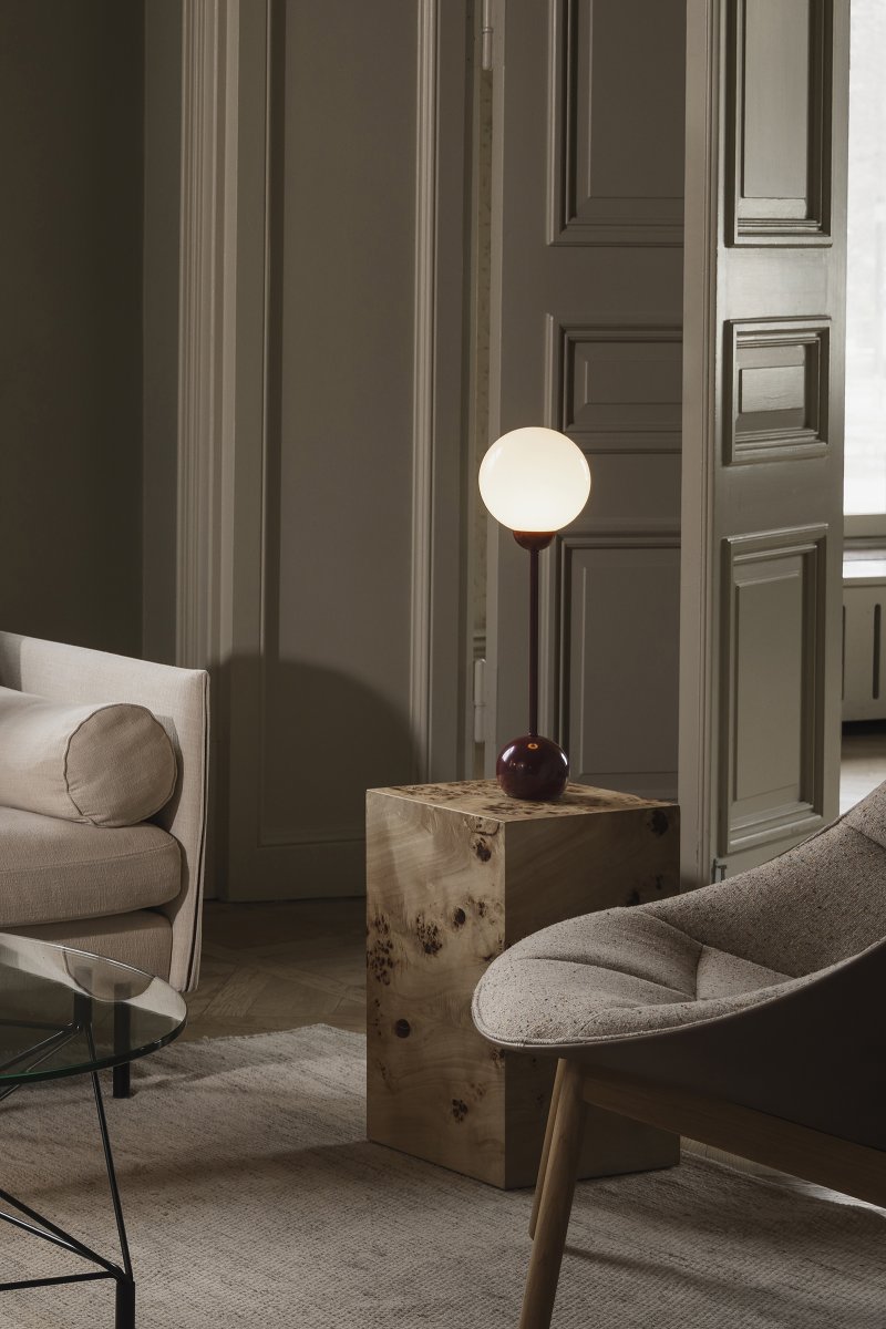 Ripley 52cm Burgund tischlampe Von Globen Lighting - Die schlanke Form und die abgerundeten Details verleihen der Leuchte einen modernen und verspielten Ausdruck, während der Glasschirm ein weiches und angenehmes Licht verbreitet.